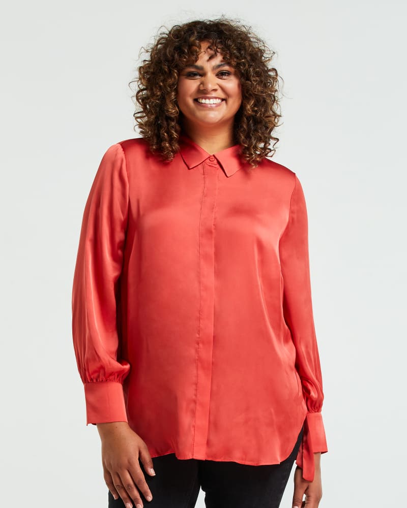 Front of a model wearing a size 1X Tyrone Tie Shirt in Coral by Estelle. | dia_product_style_image_id:235054